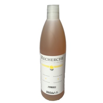 Shampoo per rimuovere i residui di lacca dai capelli