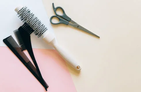 Accessori e strumenti professionali per parrucchieri come spazzole, forbici e pettini